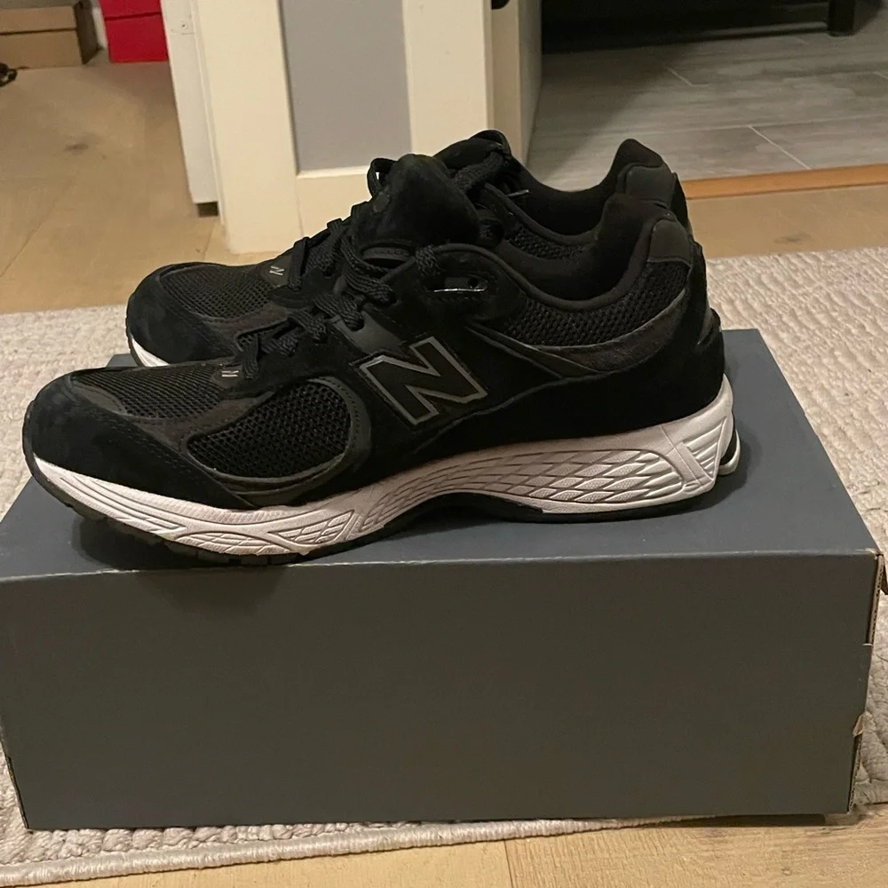 New Balance Men’s Black 2002R - Picture 8 of 8